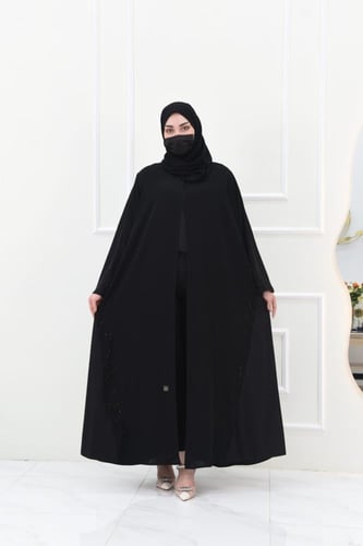 عباية بتطريزات وتفاصيل من قماش جاكار