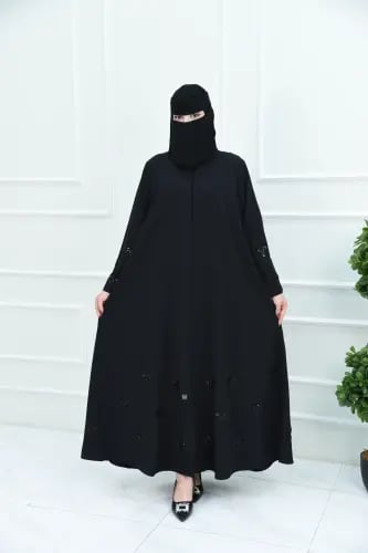 عباية مناسبات بقصة كلوش وتطريز فيونكات