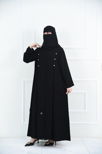 عباية بكسرات وتصميم كلوش مزينة بأزرار بيضاء