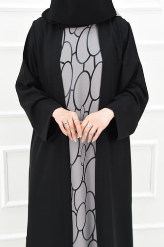 عباية كريب سوداء بفستان داخلي رصاصي