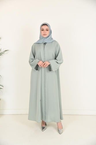 عباية بلون اخضر فاتح أنيقة بتفاصيل لوكسة على الحوا...