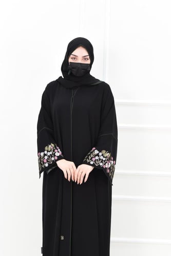 عباية أنيقة بتطريز ملون وحواف مزينة بالقيطان