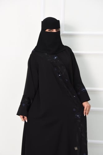 عباية روز أسود بتطريز على الصدر والأكمام