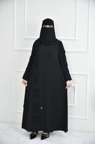 عباية مناسبات بكسرات مطرزة تزين جانب العباية والأك...