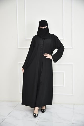 عباية سادة مزينة بأزرار على الصدر