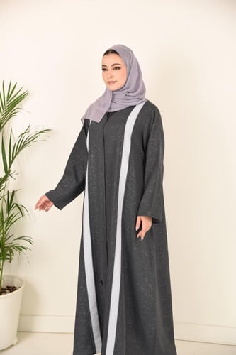 عباية بلون رصاصي ولمسات تياترو سماوي
