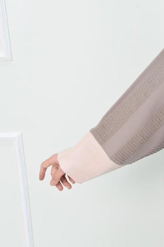 عباية كاجوال بلون نود داكن مع بيج ناعم