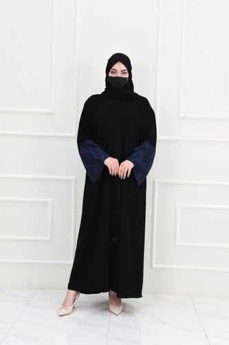 عباية كريب سوداء بأكمام كحلي