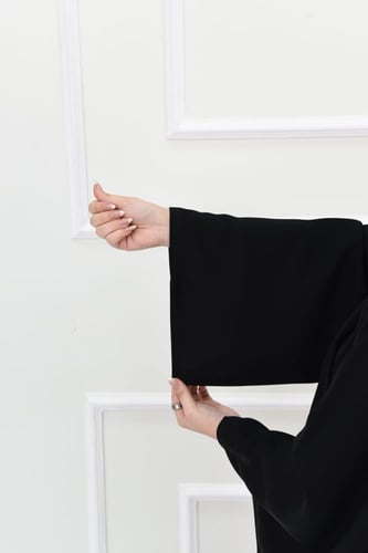 عباية مع تداخيل رائعة من الشيفون المطرز على الجوان...