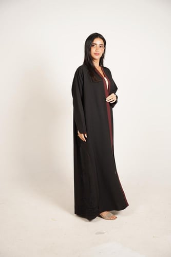 عباية كريب بتفاصيل لون عودي وتطريز اسفل العباية