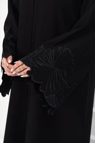 عباية مناسبات كريب بتطريز على الاكمام