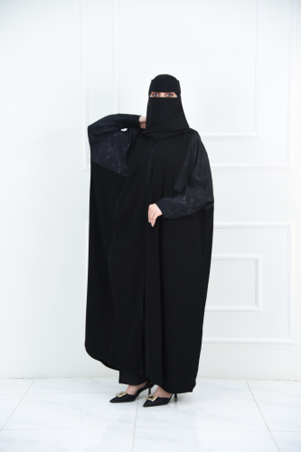 عباية بشت سوداء بتفاصيل جاكار على الأكتاف والأكمام