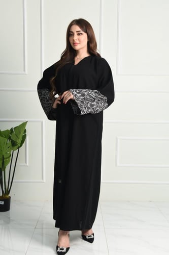 عباية لف بكم مربع ملون بتشكيلة مميزة على الكم