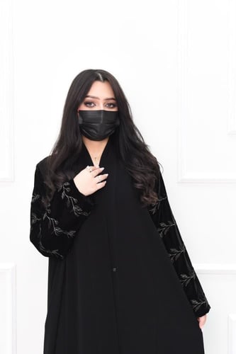 عباية كريب مع أكمام مخملية بتطريز أنيق