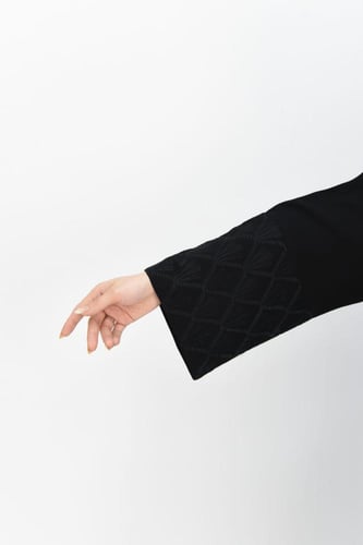 عباية سوداء بأكمام مزينة بالتطريز