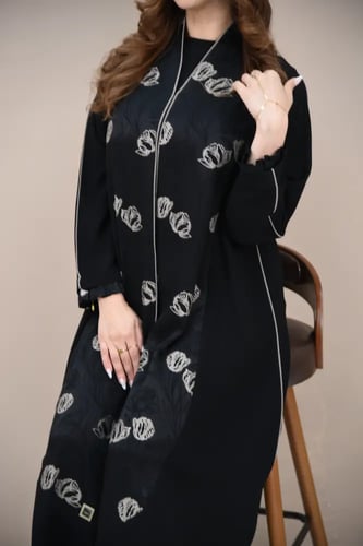 عباية كاجوال سوداء بتركيبة تركي تشجيرة ورد بيج