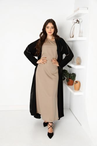 عباية سوداء بفستان داخلي متناسق بلون بيج