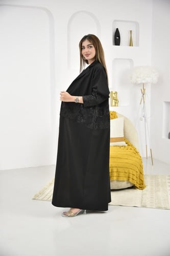 عباية كريب مزيّنة بكلف ورد من المنتصف