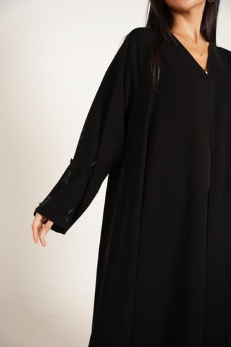 عباية أنيقة بتطريز مميز على الأكمام وأسفل العباية