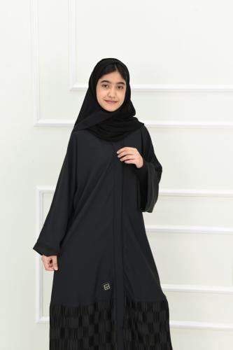 عباية بناتي بتفاصيل كسرات في الجزء السفلي