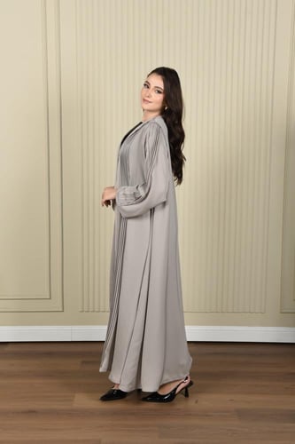 عباية رمادية ناعمة وكسرات مميزة