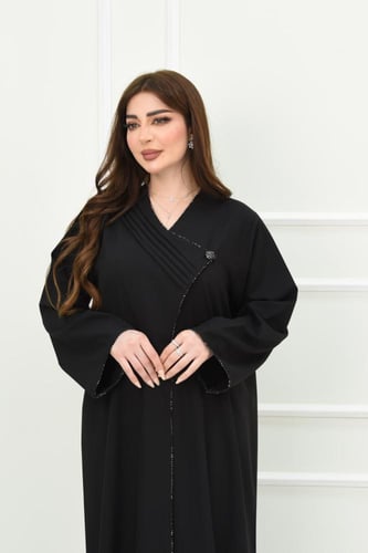 عباية كاجوال بتصميم كسرات أنيقة على الصدر