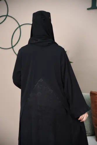 عباية نص كلوش سوداء بتفاصيل جاكار أنيقة بالخلف