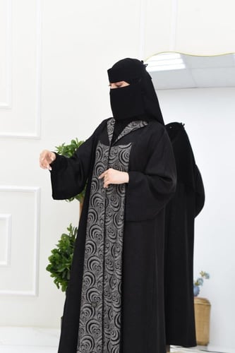 عباية جاكار بتفاصيل نقوش بيج مع كسرة من الخلف