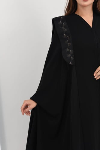 عباية بشت ملكي بتصميم أنيق وتفاصيل مذهلة