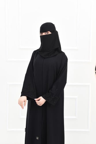 عباية سوداء بتطريز أسود وكسرة كحلي من الخلف