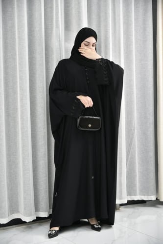 عباية نص بشت بتفاصيل دانتيل وتطريز على الأكمام