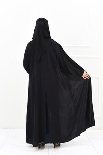 عباية سوداء بتطريز أسود وكسرة كحلي من الخلف