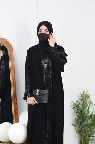 عباية كريب بتنسيق فريد من الجلد