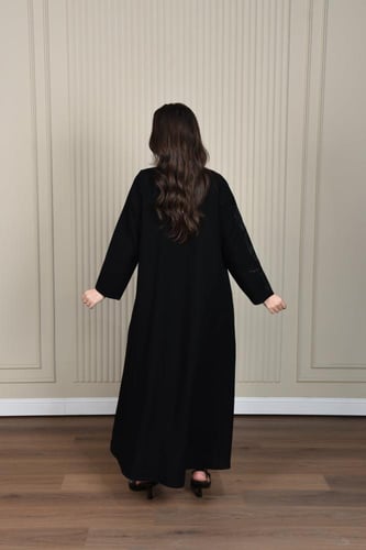 عباية انيقة بتطريز أسود ساحر