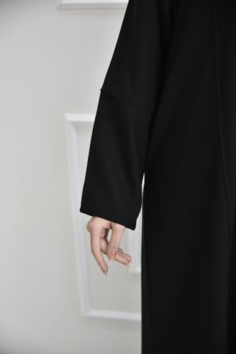 عباية سادة مزينة بأزرار على الصدر