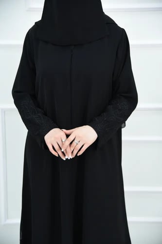 عباية حرير نواعم سوداء بتطريز ورود أسود