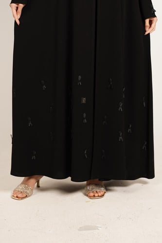 عباية أنيقة بتطريز مميز على الأكمام وأسفل العباية