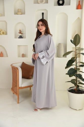 عباية بلون بيج مع تطريز على الكم