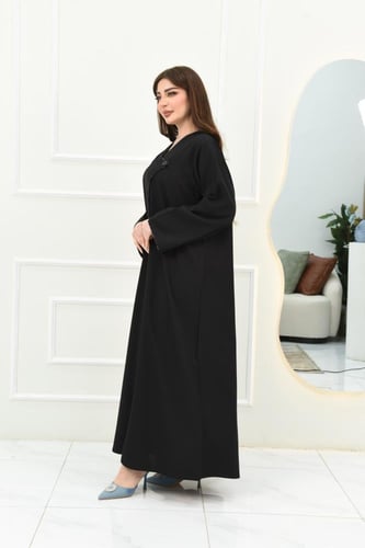 عباية كاجوال بتصميم كسرات أنيقة على الصدر