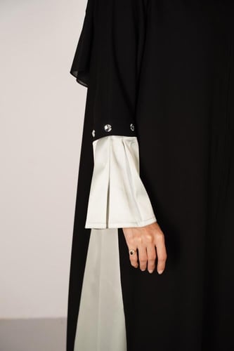 عباية انيقة بتدخيلة قماش أخضر باستيلي على الجوانب...