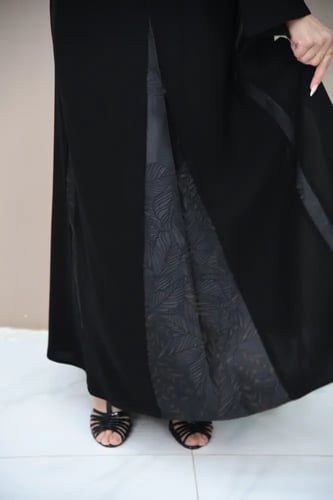 عباية كاجوال كريب بقصّات تفتة طولية ومثلثة