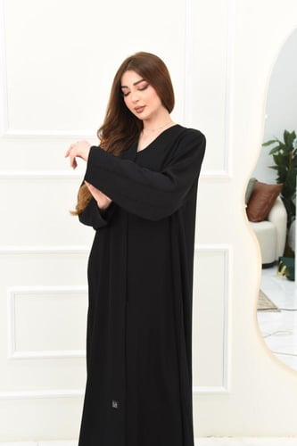 عباية كلوش بتصميم سادة من الأمام ومقلم بالترتر من...