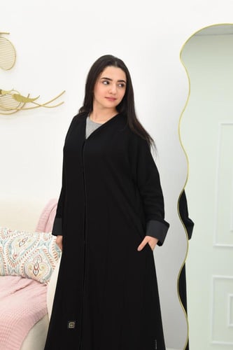 عباية عملية بثنيات من نفس القماش