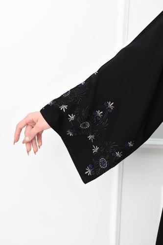 عباية كريب ملكي بتفاصيل تطريز ذهبي وكحلي على الكم