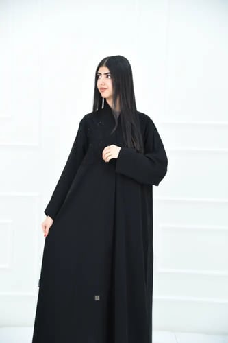 عباية سوداء نواعم بتطريز على الصدر