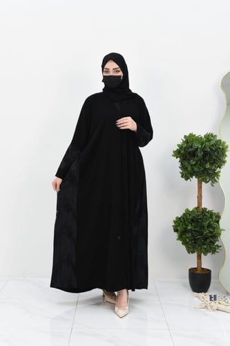 عباية بتفاصيل من الدانتيل الأسود