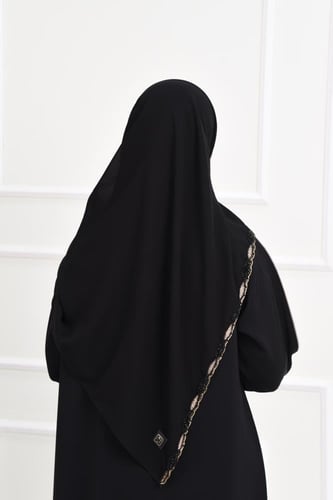 طرحة سوداء مطرزة بالأسود والبيج على الحواف