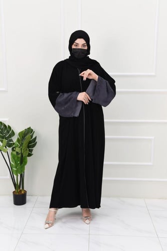 عباية سوداء بأكمام جاكار مفتوحة بلون رصاصي