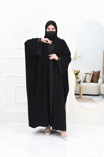 عباية بشت بكلفة انيقة في منتصف الصدر ولأكمام
