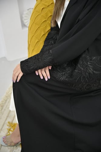 عباية كريب مزيّنة بكلف ورد من المنتصف